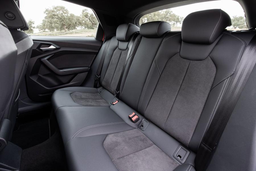 Интерьер Audi A1 Sportback 30 TFSI Advanced 2018 года  (WW) (фото 3 из 16)